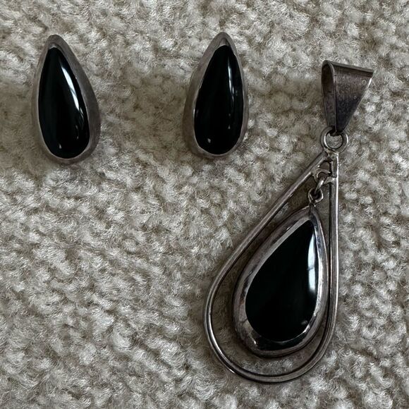 Vintage HECHO EN MEXICO Sterling Silver Onyx pendant and earrings - Picture 1 of 3